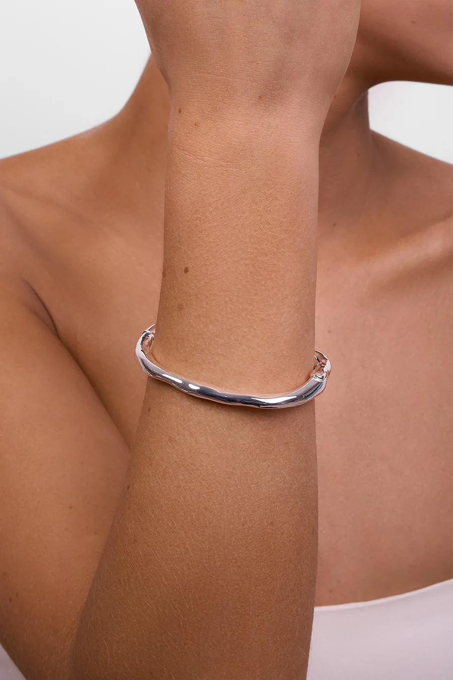 LIBERTE` | VERITY SILVER HINGED BANGLE